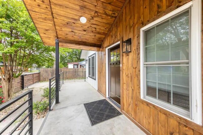 Building Photo - 2319 Santa Rita St