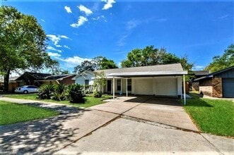 Building Photo - 2404 Oaks Dr