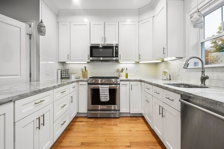 Building Photo - 266 Lamartine St