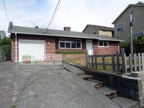 Building Photo - Super-Cute 2-Bedroom Home w/Attached Garage and Large Yard in Great Seattle Location!!