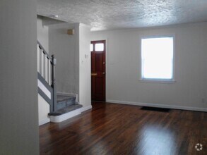 Building Photo - Cozy 2 Bedroom Semi-Attached Home on Quiet...