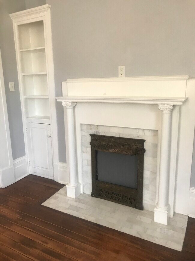 Living room fireplace - 510 N Wayne St