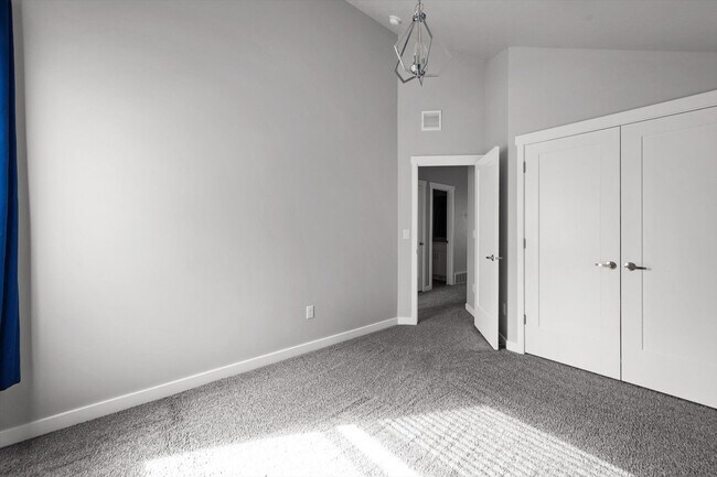 Building Photo - 721 E Zekes Ct