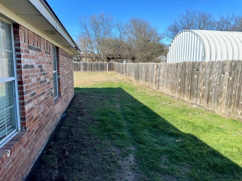 Building Photo - 402 Topeka Ct