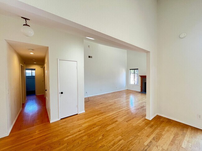 Building Photo - 354 Woodbridge St