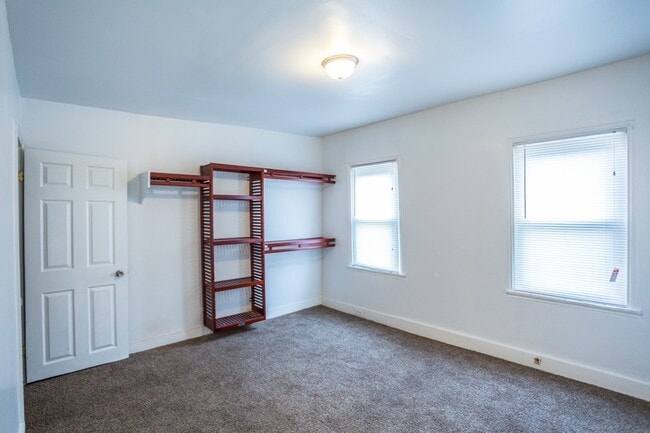 Building Photo - AMAZING 3 Bedrooms 2 Bath + Den in Univers...