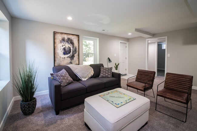 Building Photo - 3 Bedrooms, 2 Bathrooms on Colonial Avenue in Colonial Heights! Must SEE!!!