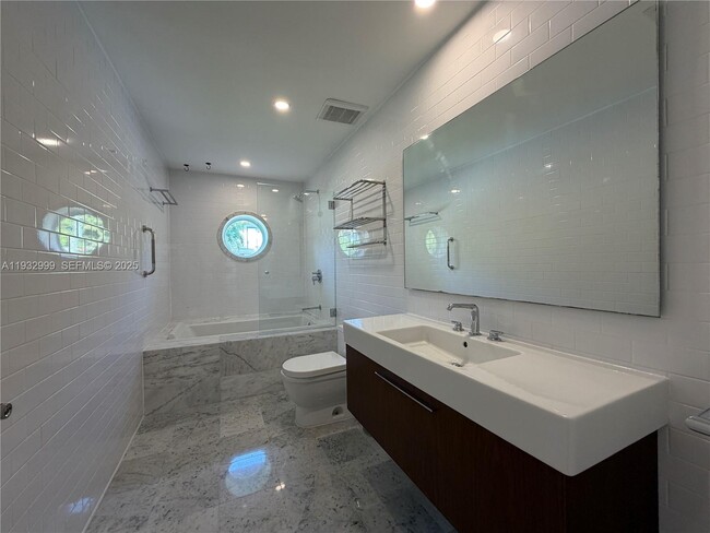 Building Photo - 621 W Dilido Dr