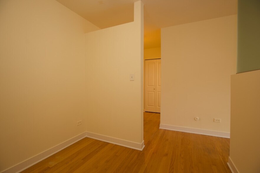 Building Photo - 675 W Wrightwood Ave