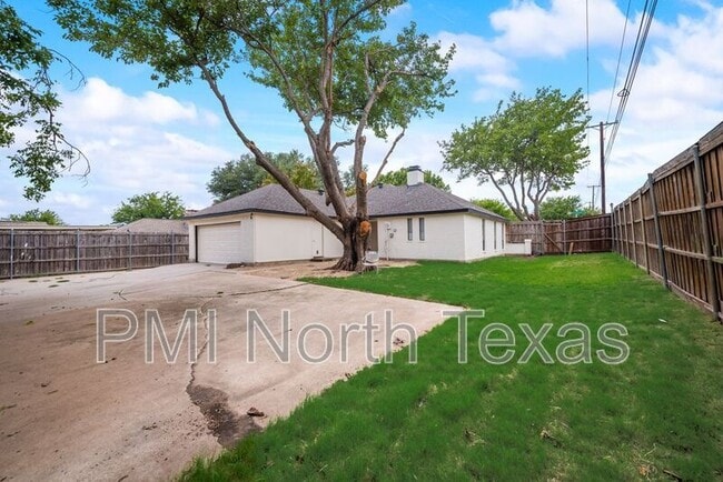 Building Photo - 8880 Woodstream Dr