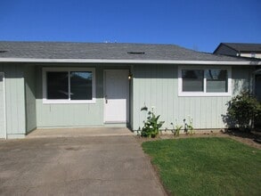 Building Photo - Two Bedroom Duplex w/ Garage