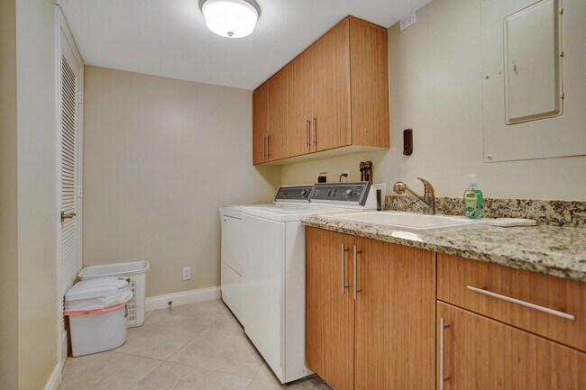Building Photo - 120 S Ocean Blvd