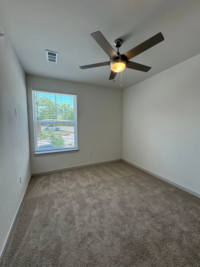 Building Photo - 1310 Southeast Pkwy