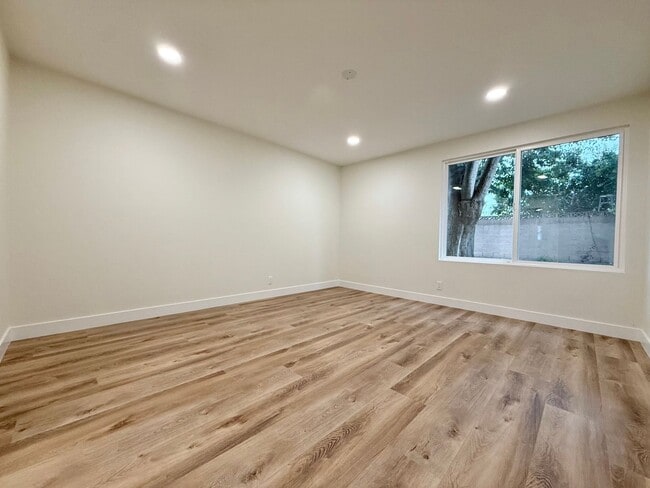 Building Photo - Spacious 5-Bedroom, 2-Bath Retreat in Quie...