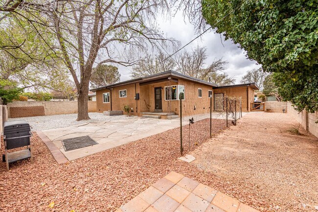 Building Photo - 444 Sierra Dr SE