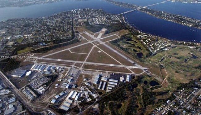 Building Photo - 910 SE Ocean Ave