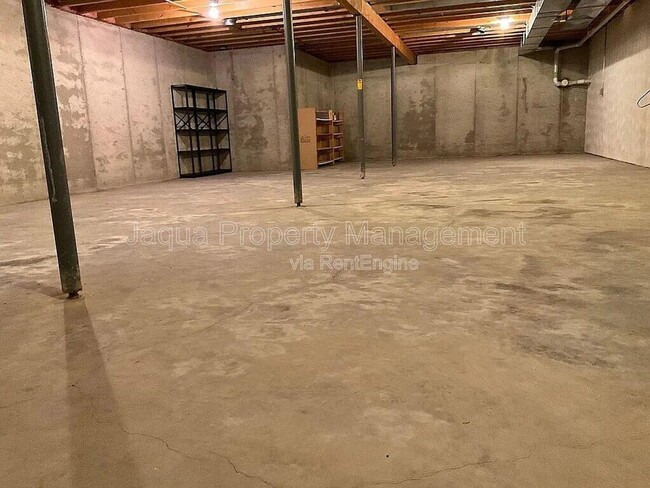 Building Photo - 239 Lovell St