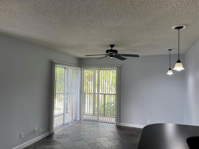 Building Photo - 1850 Fairview Villas Dr