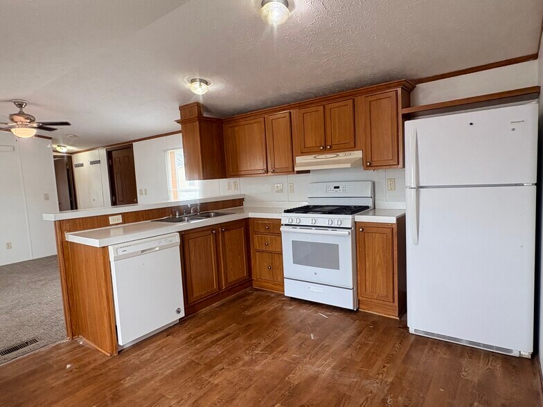 Building Photo - 319 Spring Park Dr