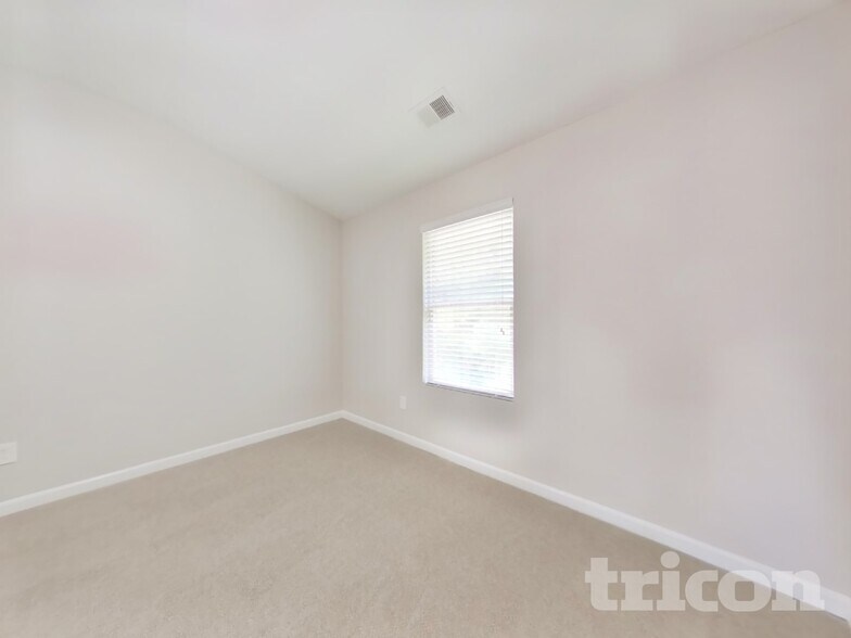 Building Photo - 347 Hawthorn Dr