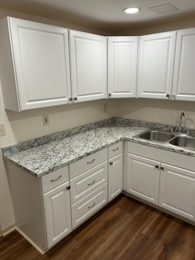 Building Photo - 6035 Riverside Dr