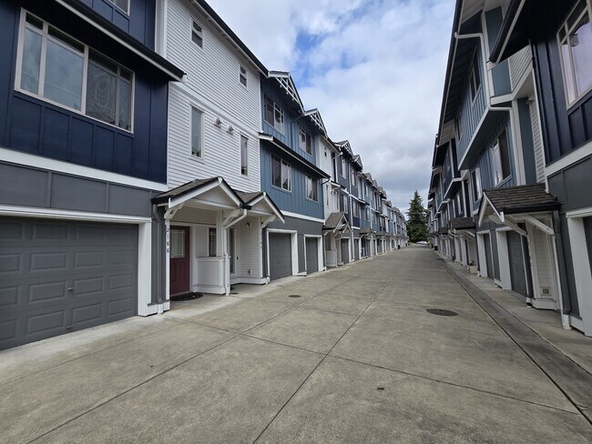 Building Photo - 2184 Yakima Ct