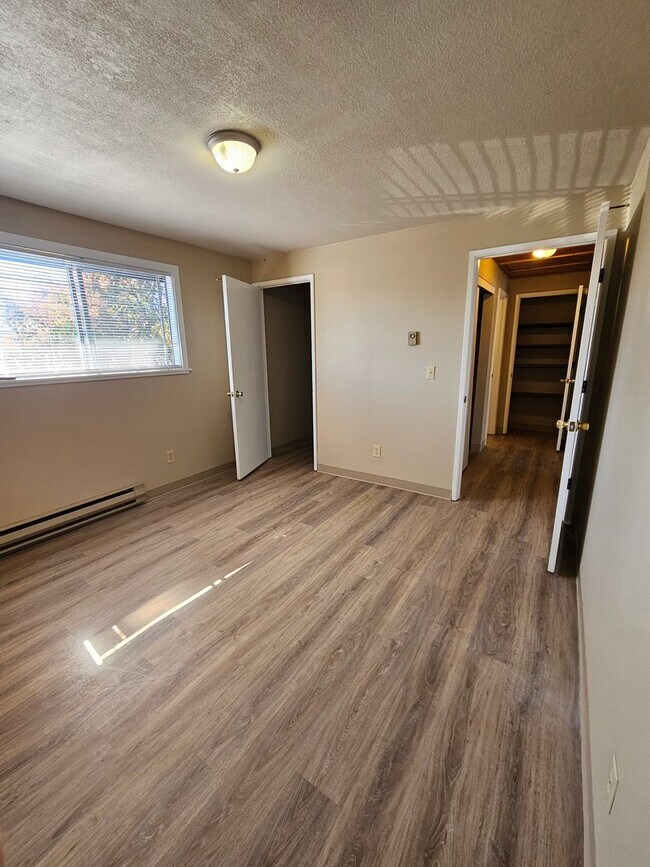 Building Photo - 1975 Crater Lake Ave
