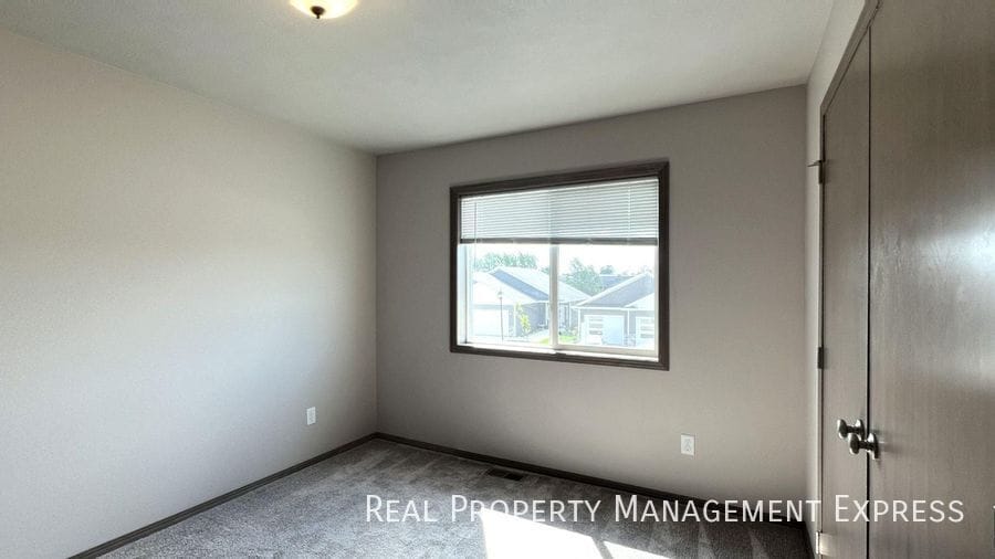 Building Photo - 3 Bed 2.5 Bath Townhome