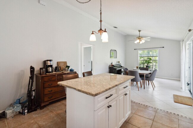 Building Photo - 1007 Jacaranda Cir