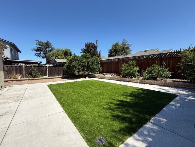 Building Photo - Remodeled, Fresh and Clean 3 Bedroom 2 Bath Home in North San Jose