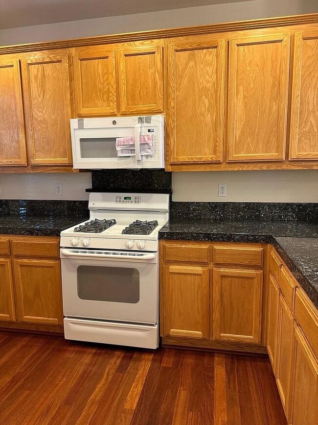 Building Photo - 3BR/2.5BA Oak Commons Home w/ Backyard & C...