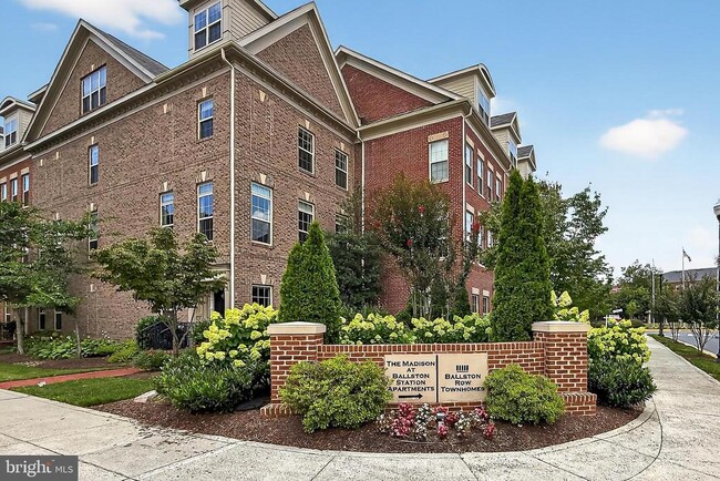 Building Photo - 322 N George Mason Dr