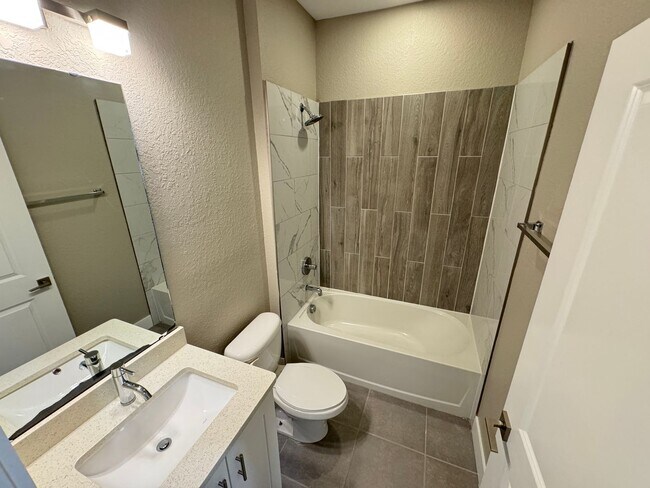 Building Photo - $500 OFF OF A MONTH OF RENT! Beautiful 4BD/2BA Home in Poinciana – No HOA Approval Needed! Pets W...