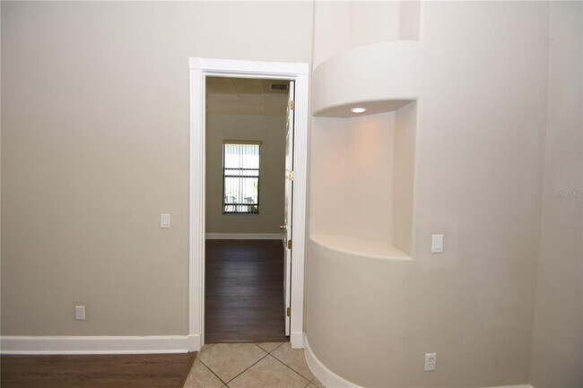 Building Photo - 16 Eastlake Dr