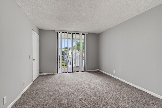 Building Photo - 728 Executive Center Dr