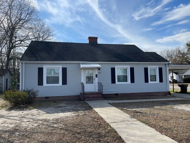 Primary Photo - 3 Bedroom House near Carlie C's - Vouchers...