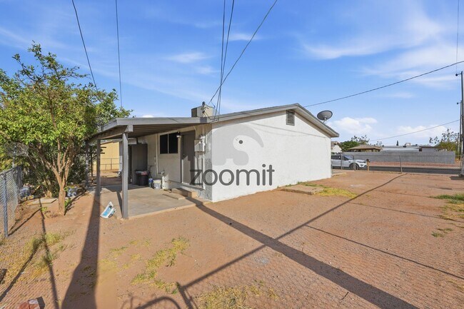 Building Photo - Welcome home to this beautifully updated 3-bedroom, 2-bathroom