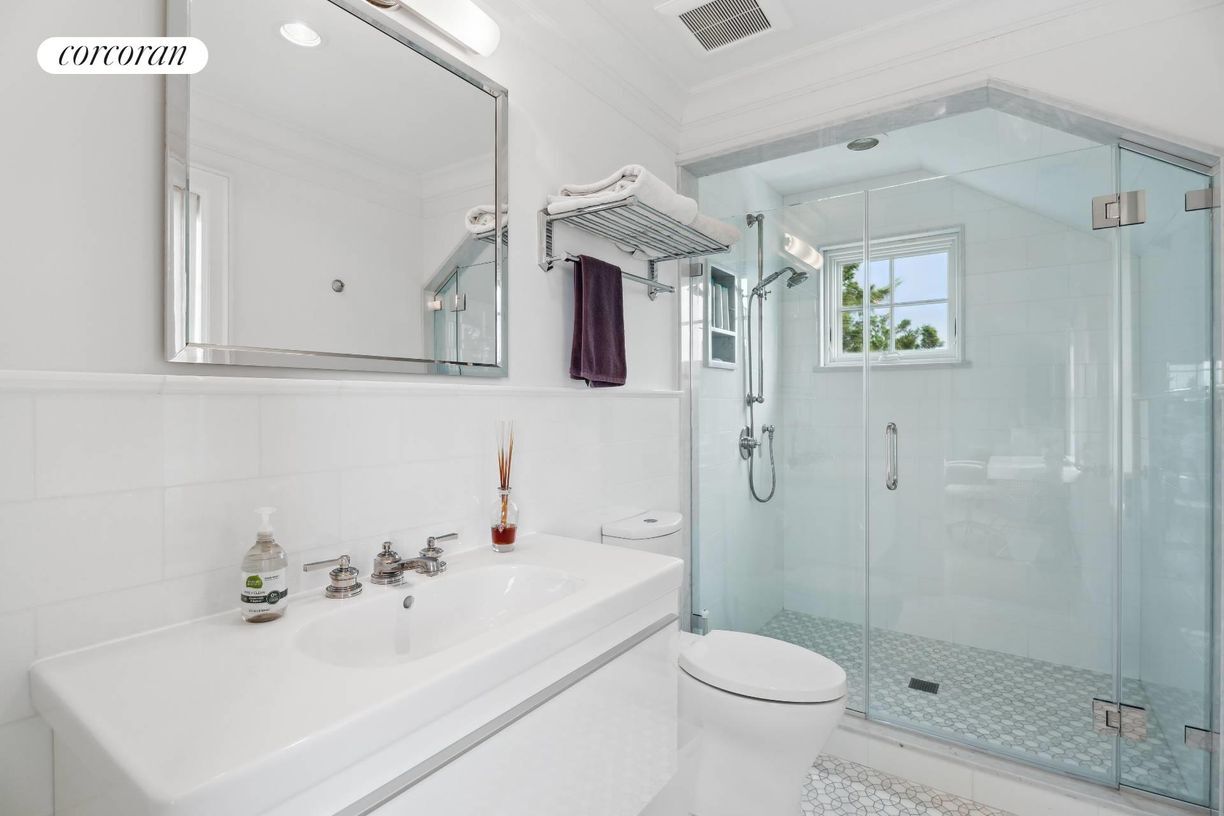 Building Photo - 34 E Beach Dr