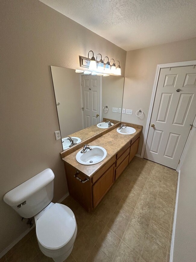 Building Photo - Coming Soon!!Three Bedroom for lease in Me...