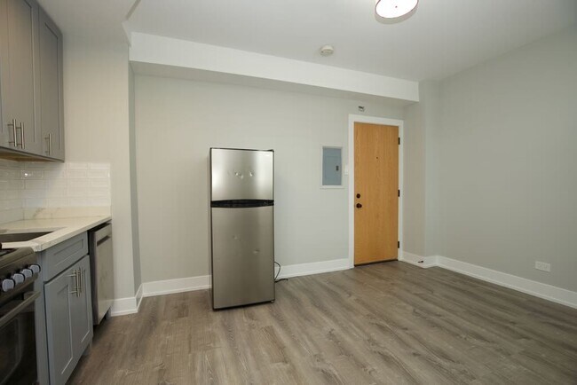 Building Photo - 508 W Belmont Ave
