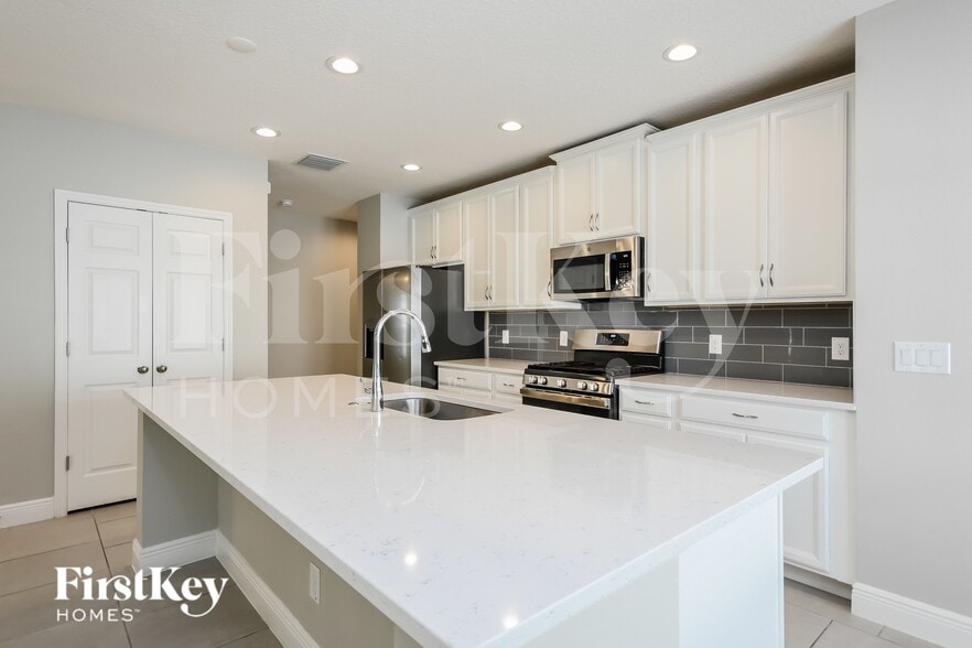 Building Photo - 689 Blackstone St