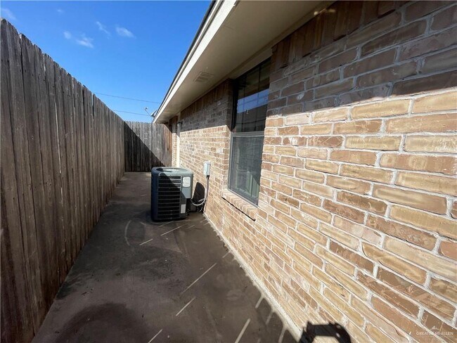 Building Photo - 13 Dora Jeanne Dr