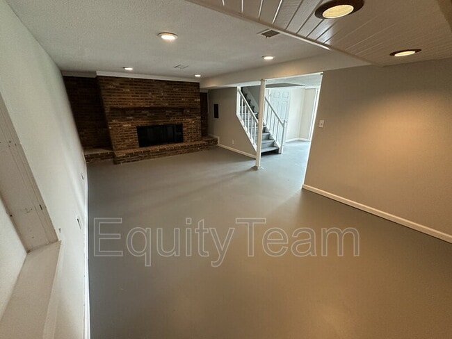 Building Photo - 5106 Chantilly Dr