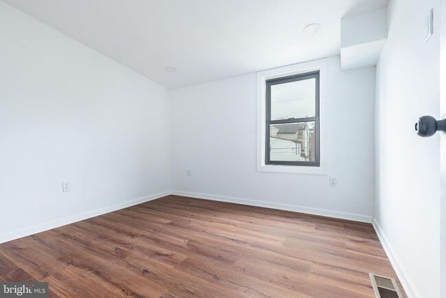 Building Photo - 32 E Elm St