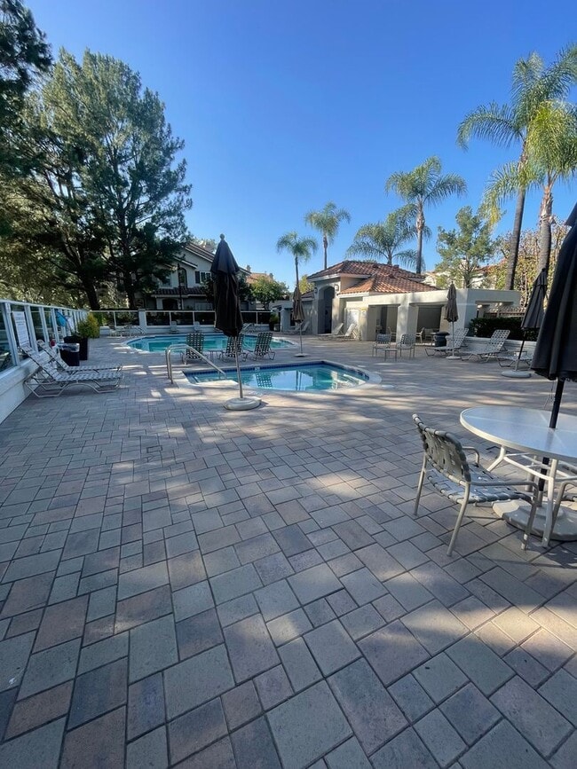 Building Photo - Very Spacious 1 Bed, 1 Bath Condo in Mission Viejo For Rent-In Unit Laundry and Attached Garage