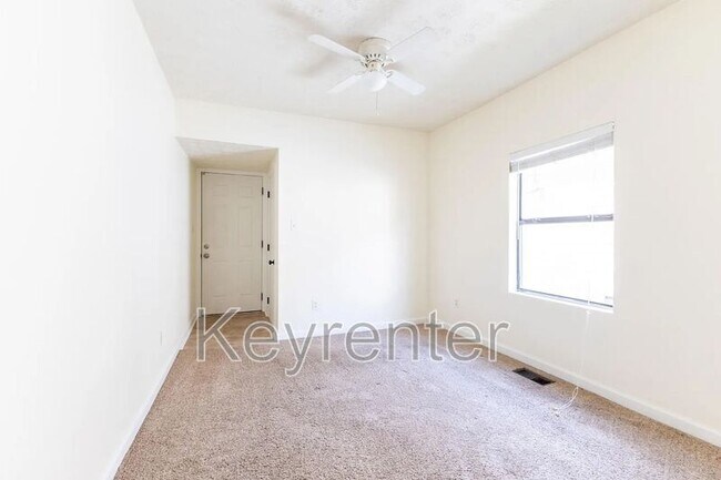 Building Photo - 318 E Emerald Ave