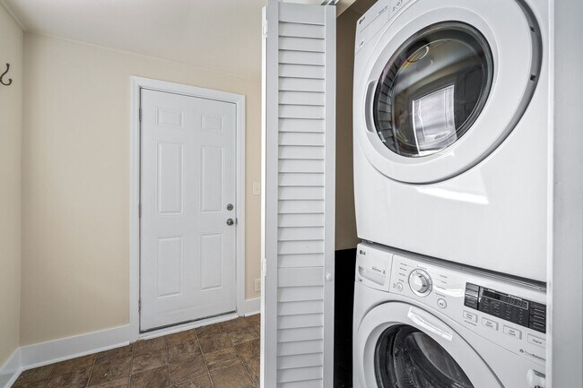 Building Photo - Charming Cottage in sought after Old Hicko...