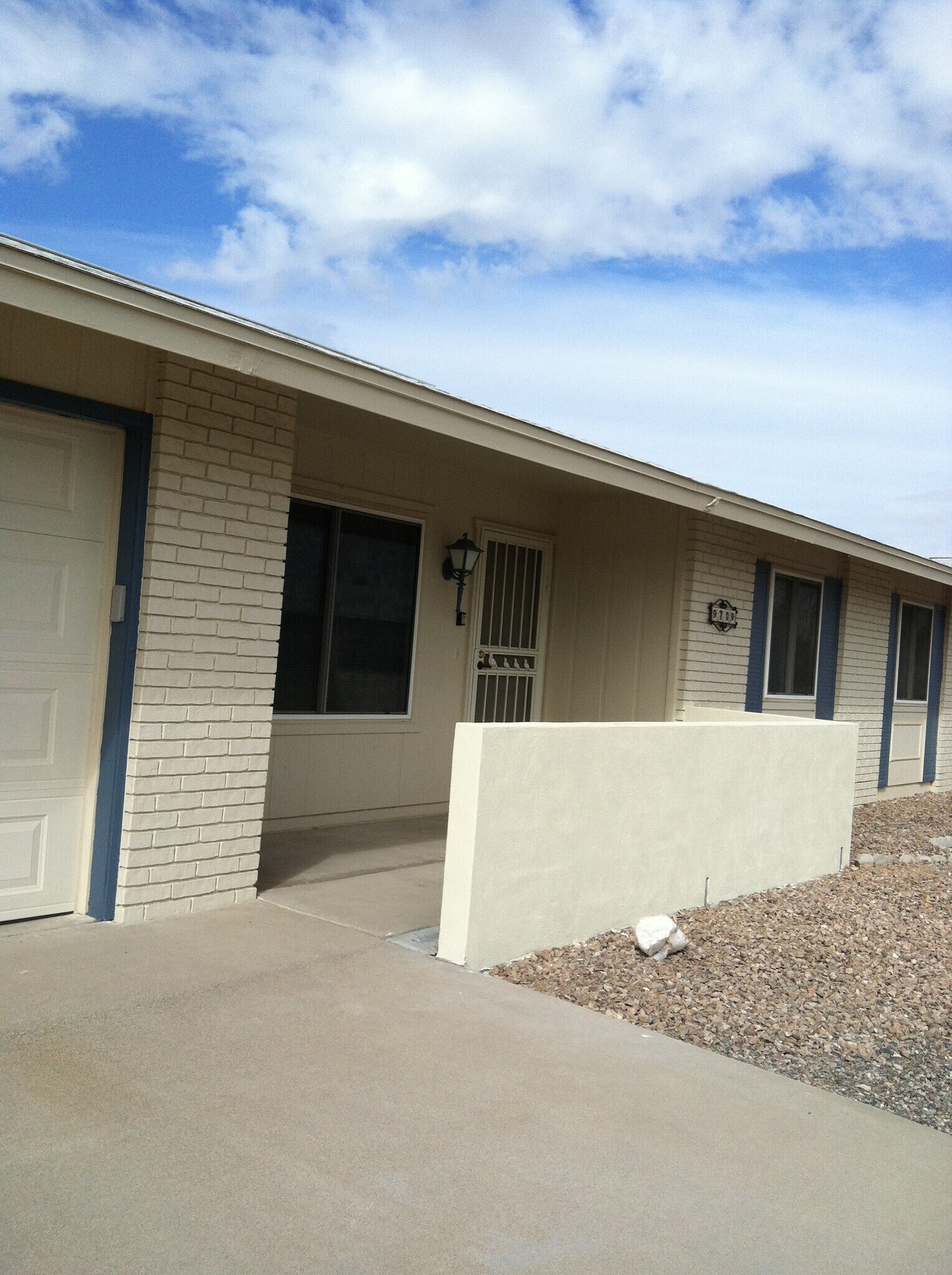 Building Photo - 9709 W Glen Oaks Cir