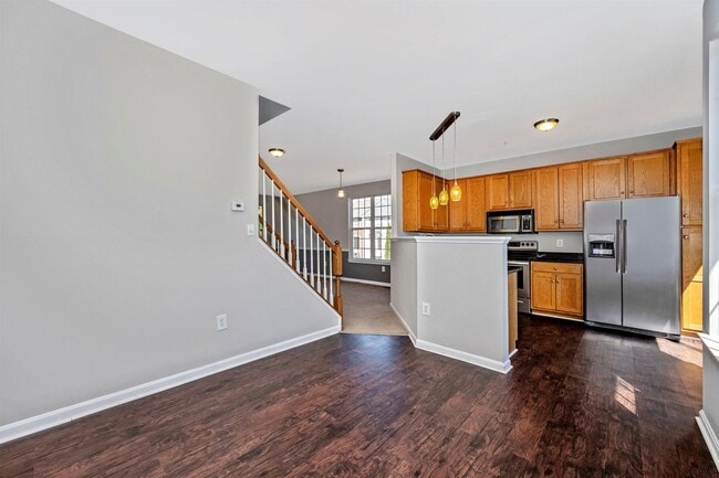 Building Photo - Fantastic End Unit Townhouse For Lease