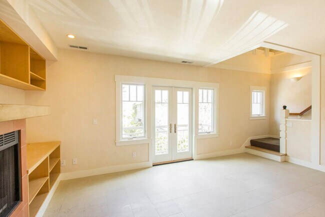 Building Photo - Balcony & Gas Fireplace: Sunny Apartment i...